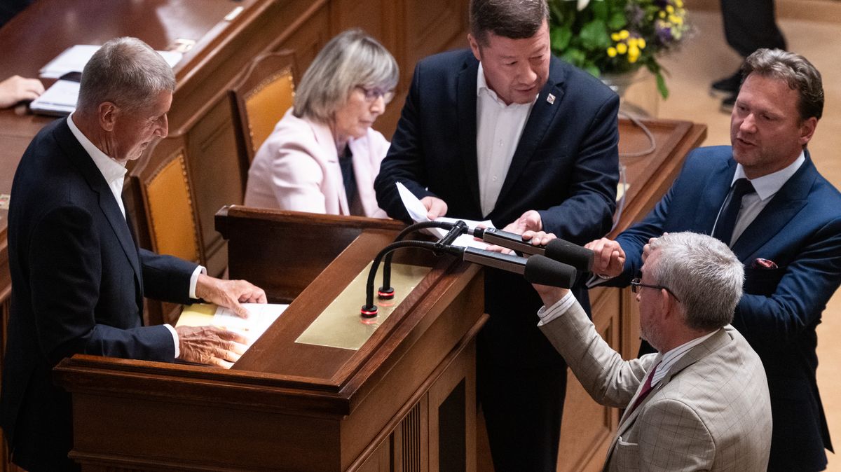 Žvanírna? Nejméně v jedné věci by víc debaty poslancům prospělo